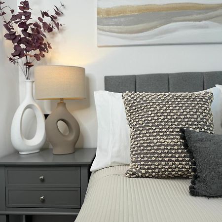 Modern One-Bedroom Apartment سويندون المظهر الخارجي الصورة