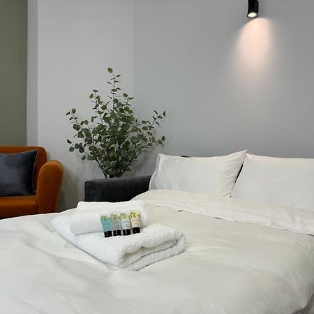 Modern One-Bedroom Apartment سويندون المظهر الخارجي الصورة