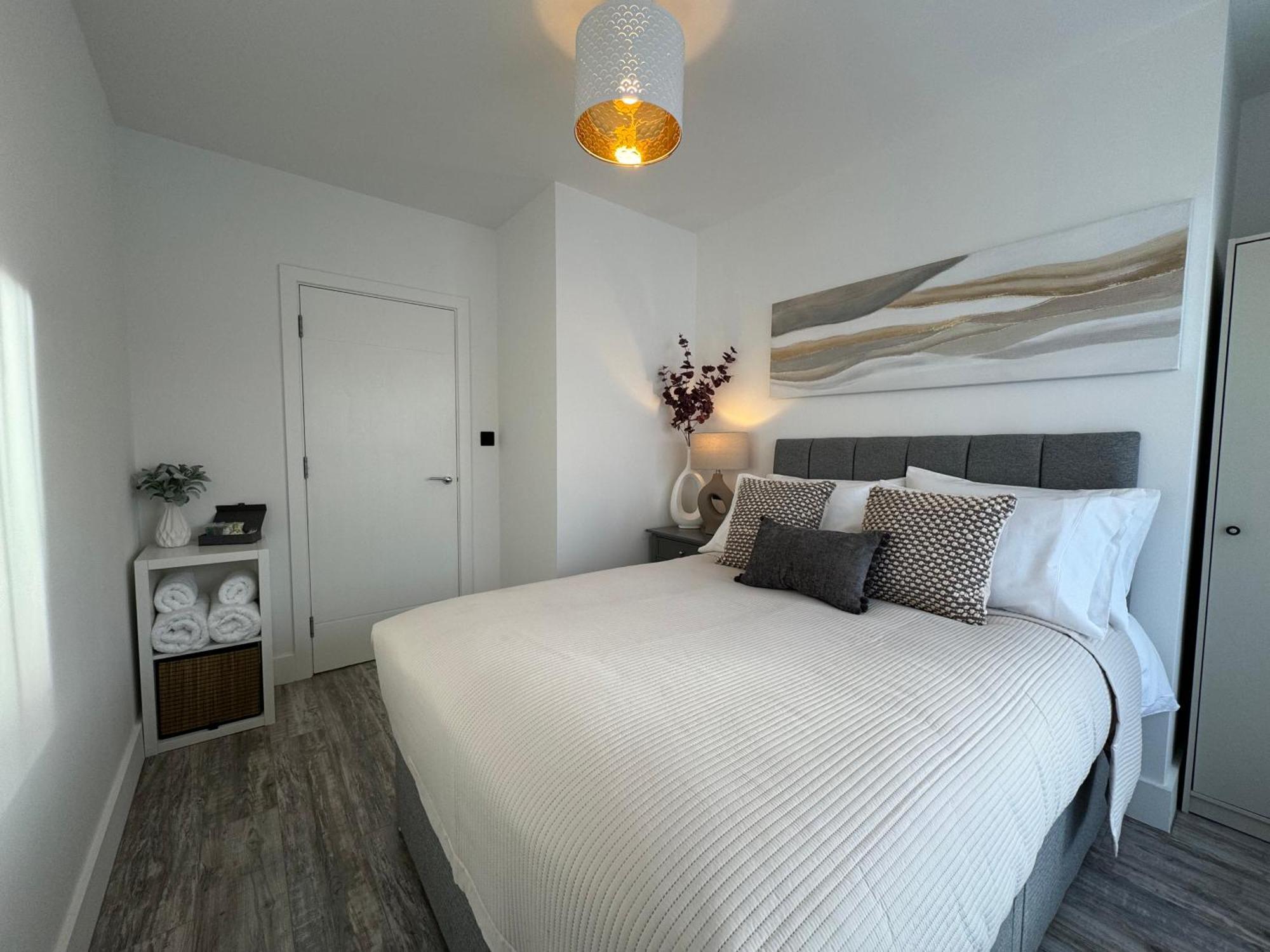 Modern One-Bedroom Apartment سويندون المظهر الخارجي الصورة