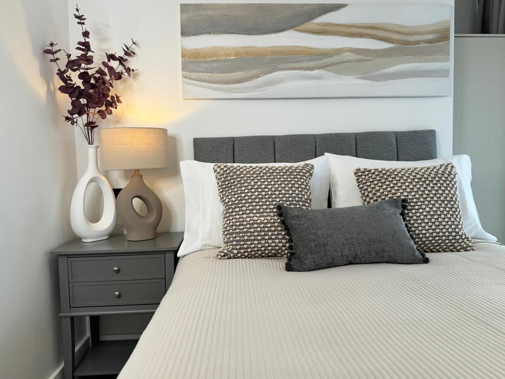 Modern One-Bedroom Apartment سويندون المظهر الخارجي الصورة