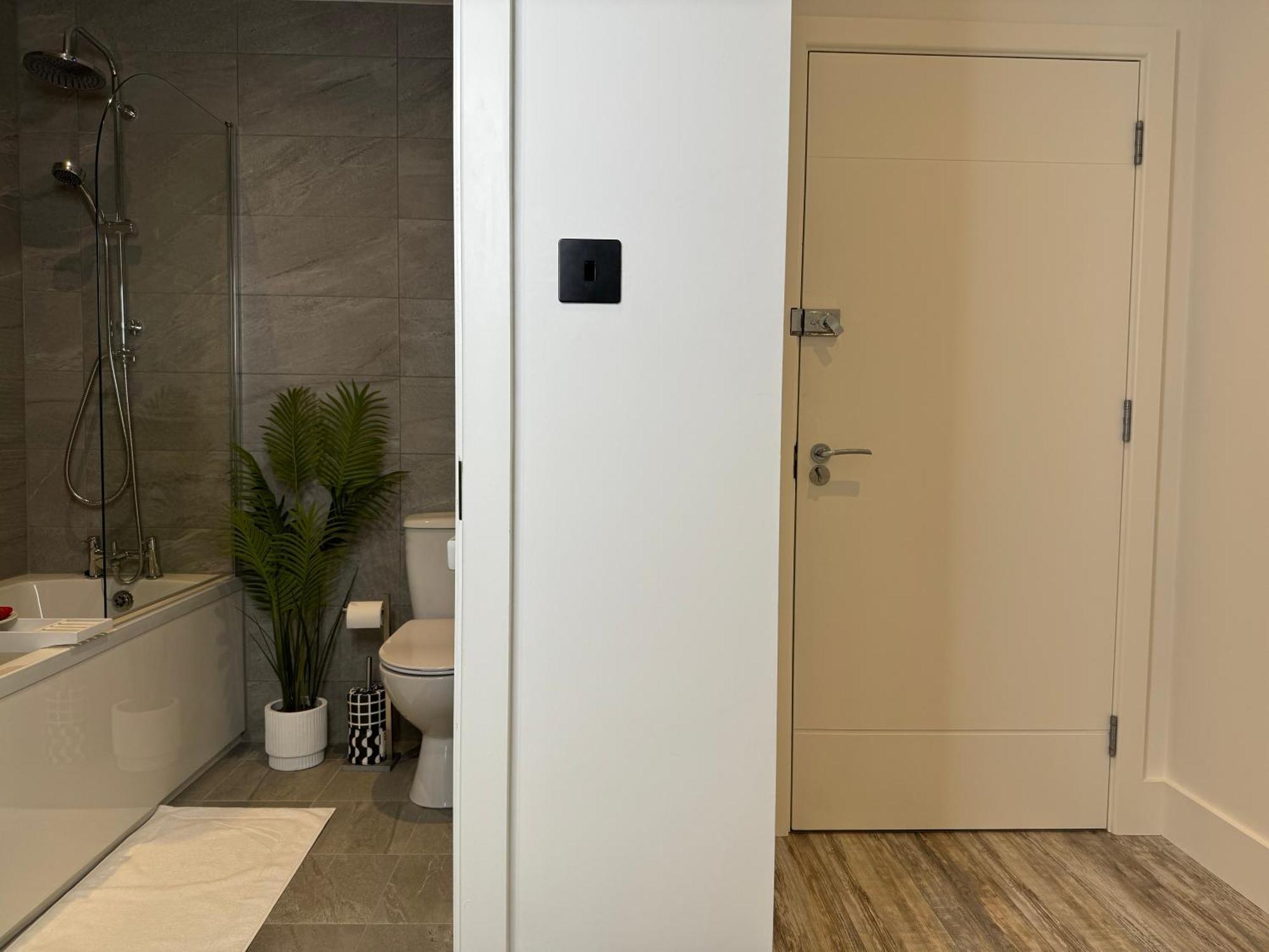 Modern One-Bedroom Apartment سويندون المظهر الخارجي الصورة