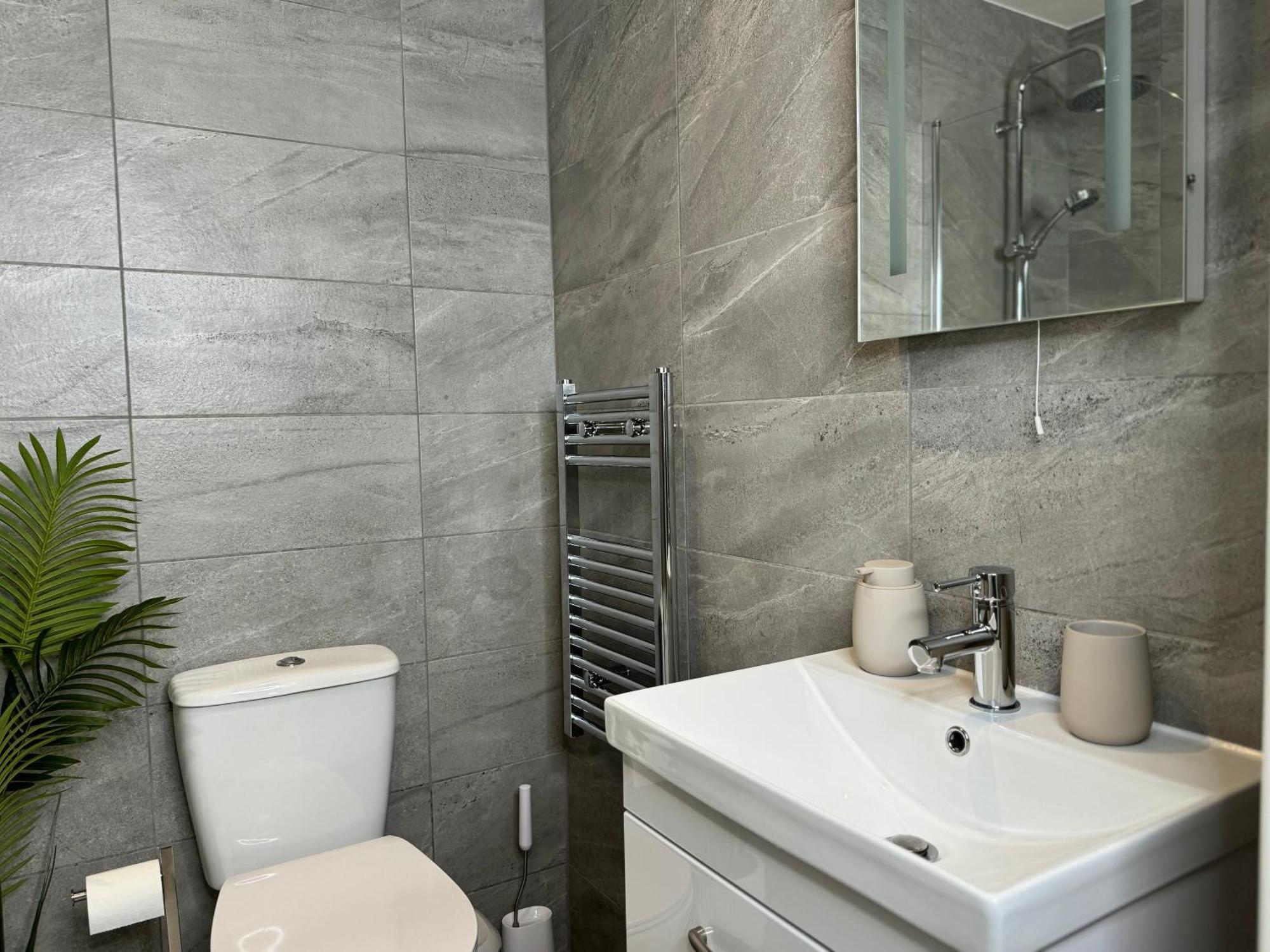 Modern One-Bedroom Apartment سويندون المظهر الخارجي الصورة