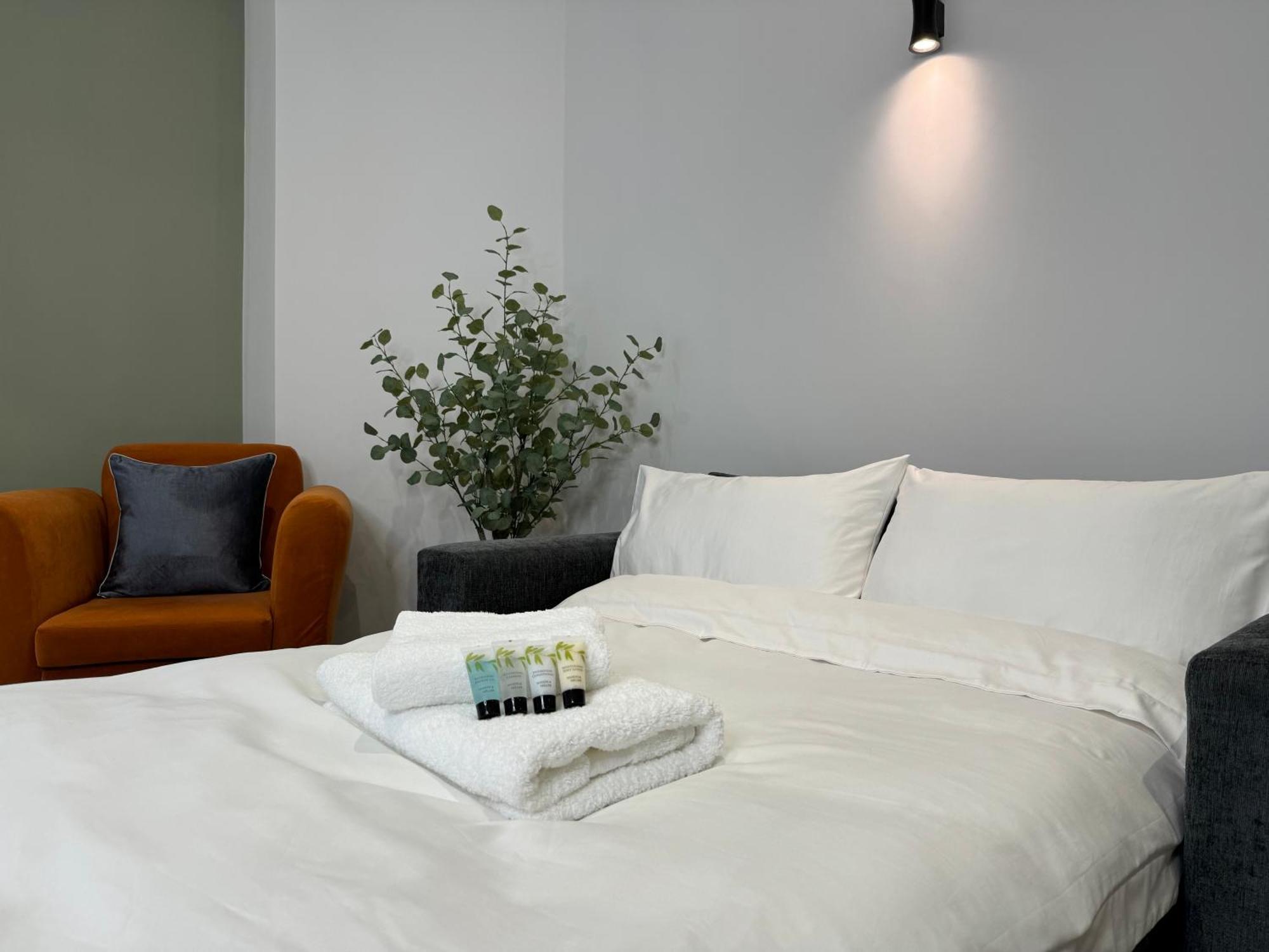 Modern One-Bedroom Apartment سويندون المظهر الخارجي الصورة